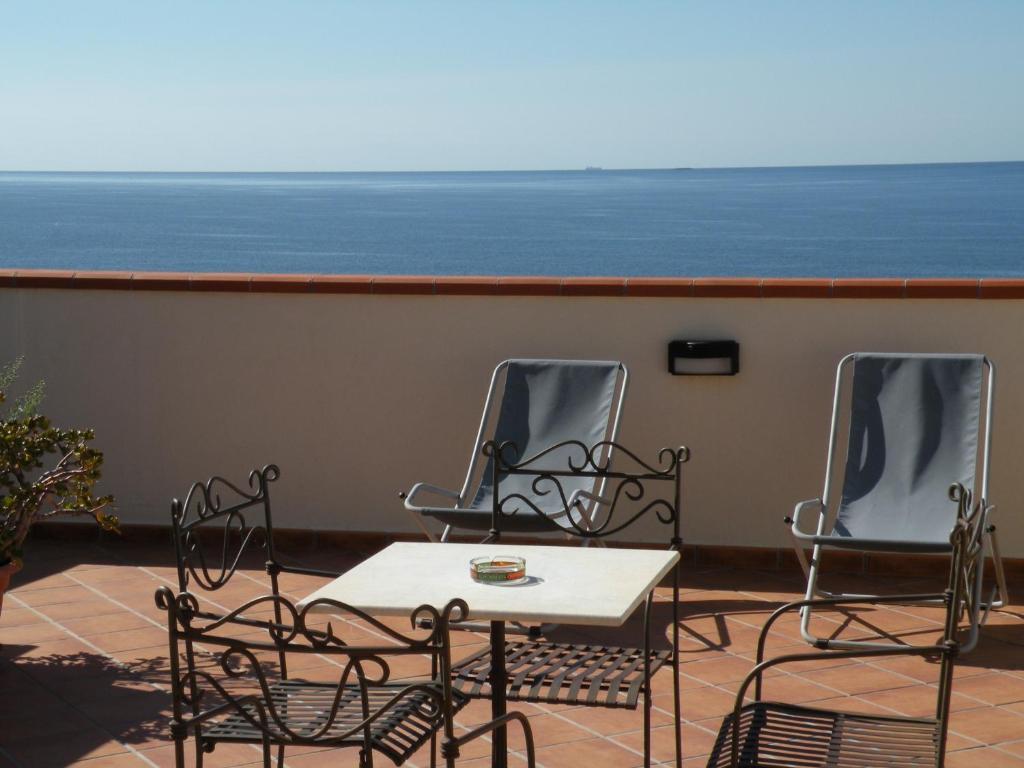Terrazze Sul Mare Melito Di Porto Salvo Hotel Kültér fotó